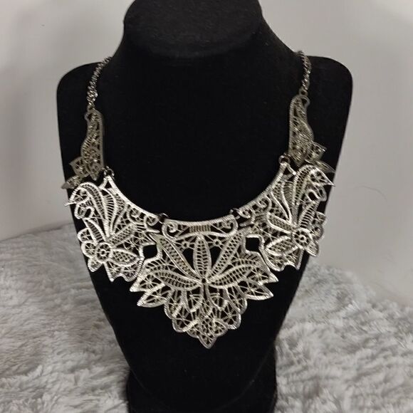 Vtg. Filigree Floral Lace Necklace - Picture 1 of 5